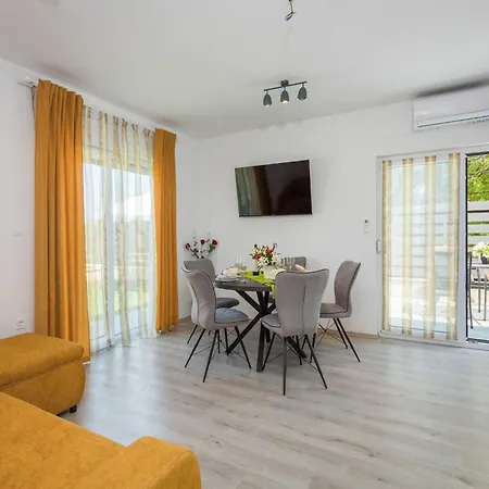 House In Near Rock בית נופש *